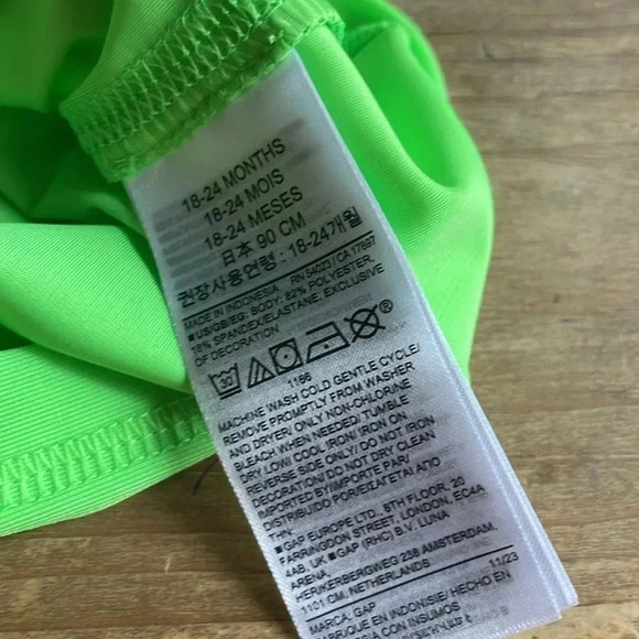 Nwt Baby Gap 18-24 mo. long-sleeve shirt crocodile rashguard swim bottoms 2pc - Picture 10 of 10